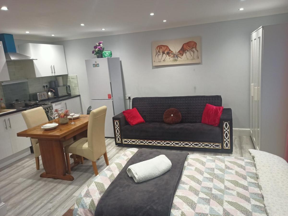 Homey Studio In Newport Perfect For Couples & Travelers Extérieur photo