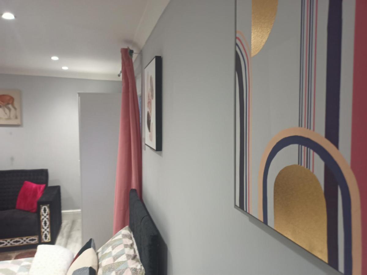 Homey Studio In Newport Perfect For Couples & Travelers Extérieur photo
