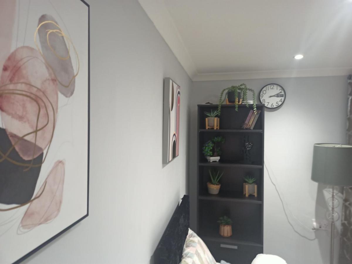 Homey Studio In Newport Perfect For Couples & Travelers Extérieur photo