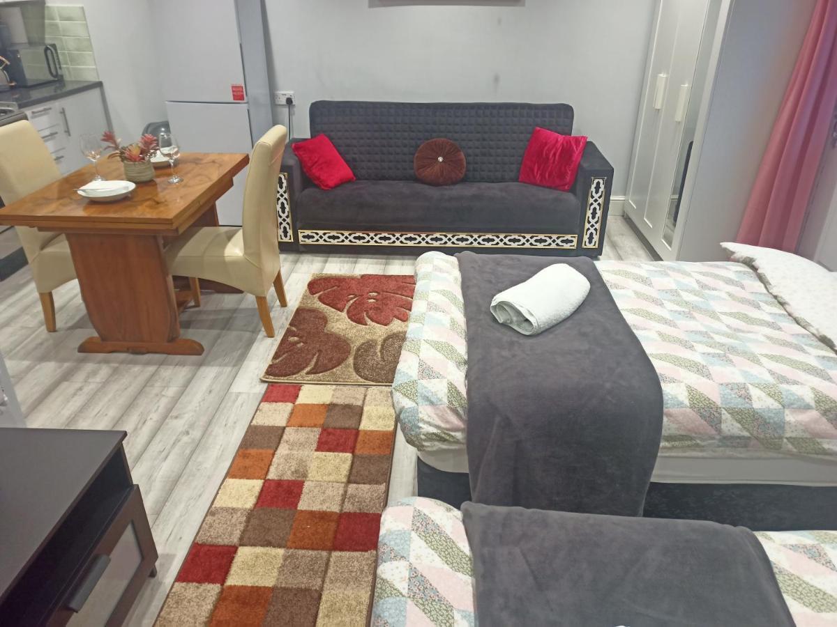 Homey Studio In Newport Perfect For Couples & Travelers Extérieur photo