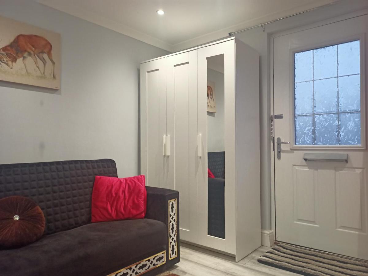 Homey Studio In Newport Perfect For Couples & Travelers Extérieur photo