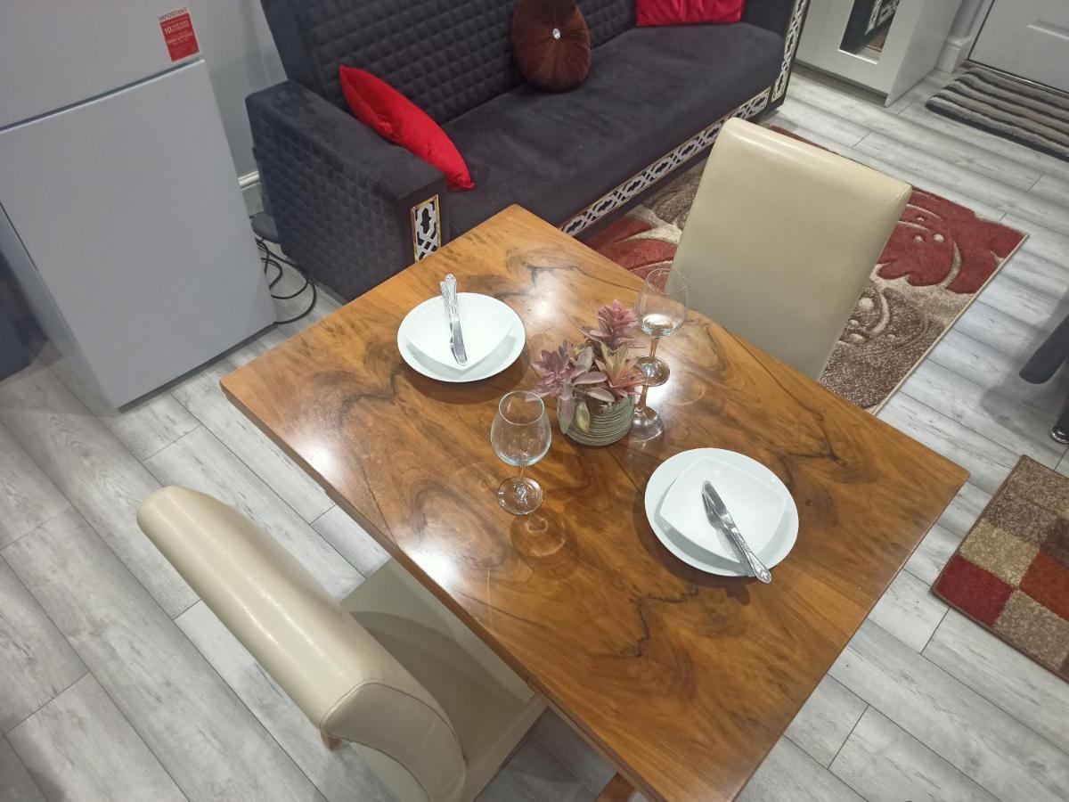 Homey Studio In Newport Perfect For Couples & Travelers Extérieur photo