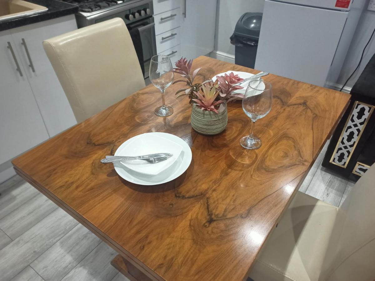 Homey Studio In Newport Perfect For Couples & Travelers Extérieur photo