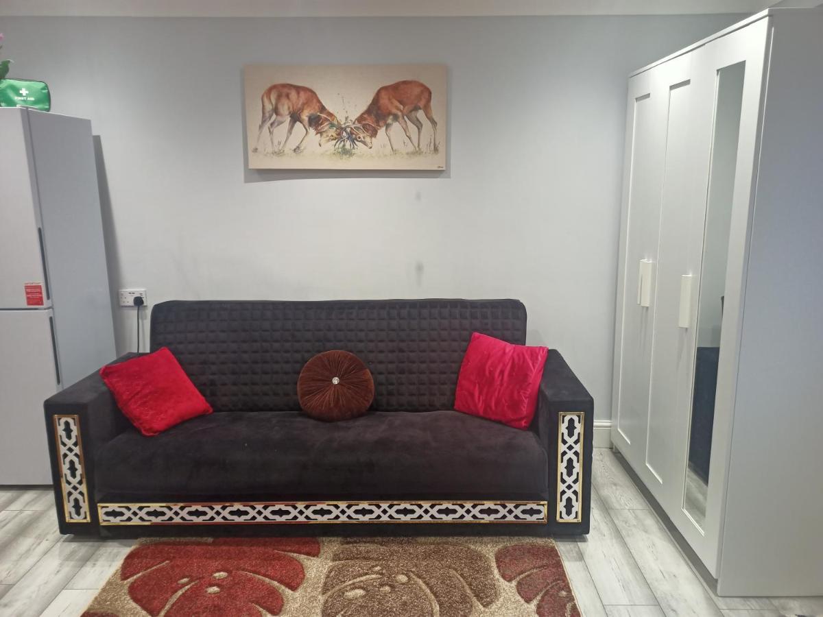 Homey Studio In Newport Perfect For Couples & Travelers Extérieur photo