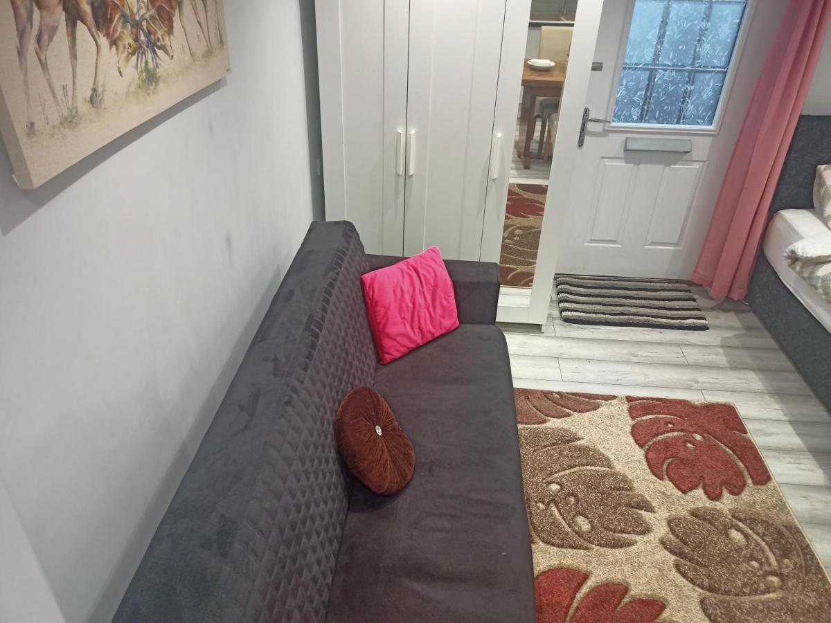 Homey Studio In Newport Perfect For Couples & Travelers Extérieur photo