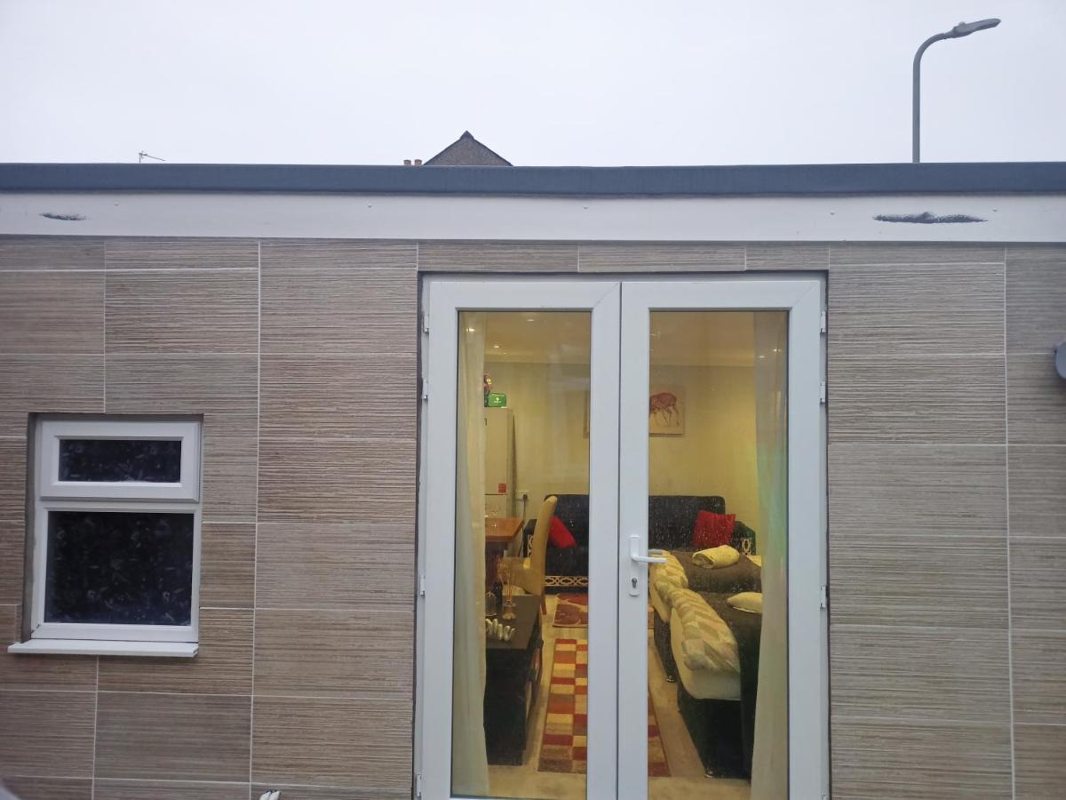 Homey Studio In Newport Perfect For Couples & Travelers Extérieur photo