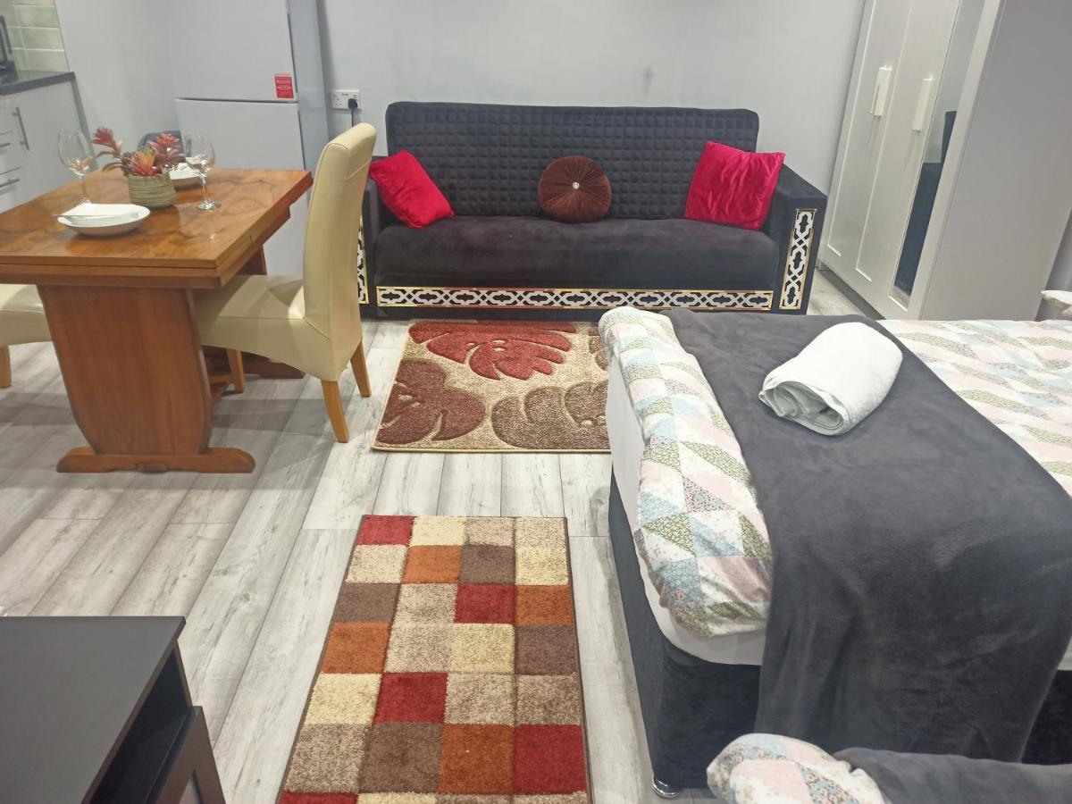 Homey Studio In Newport Perfect For Couples & Travelers Extérieur photo