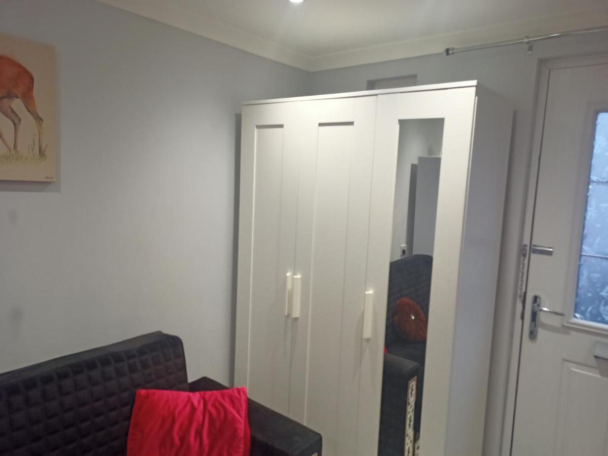 Homey Studio In Newport Perfect For Couples & Travelers Extérieur photo