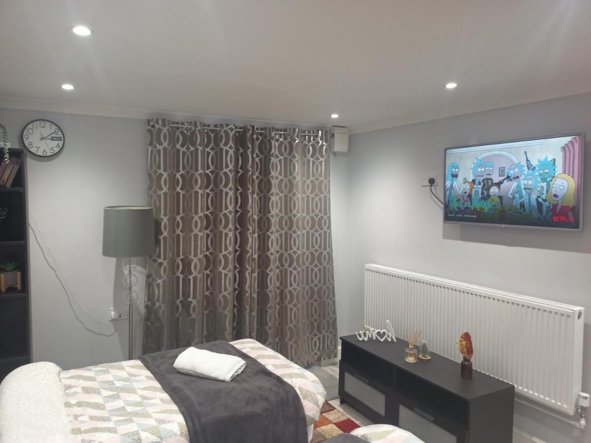 Homey Studio In Newport Perfect For Couples & Travelers Extérieur photo