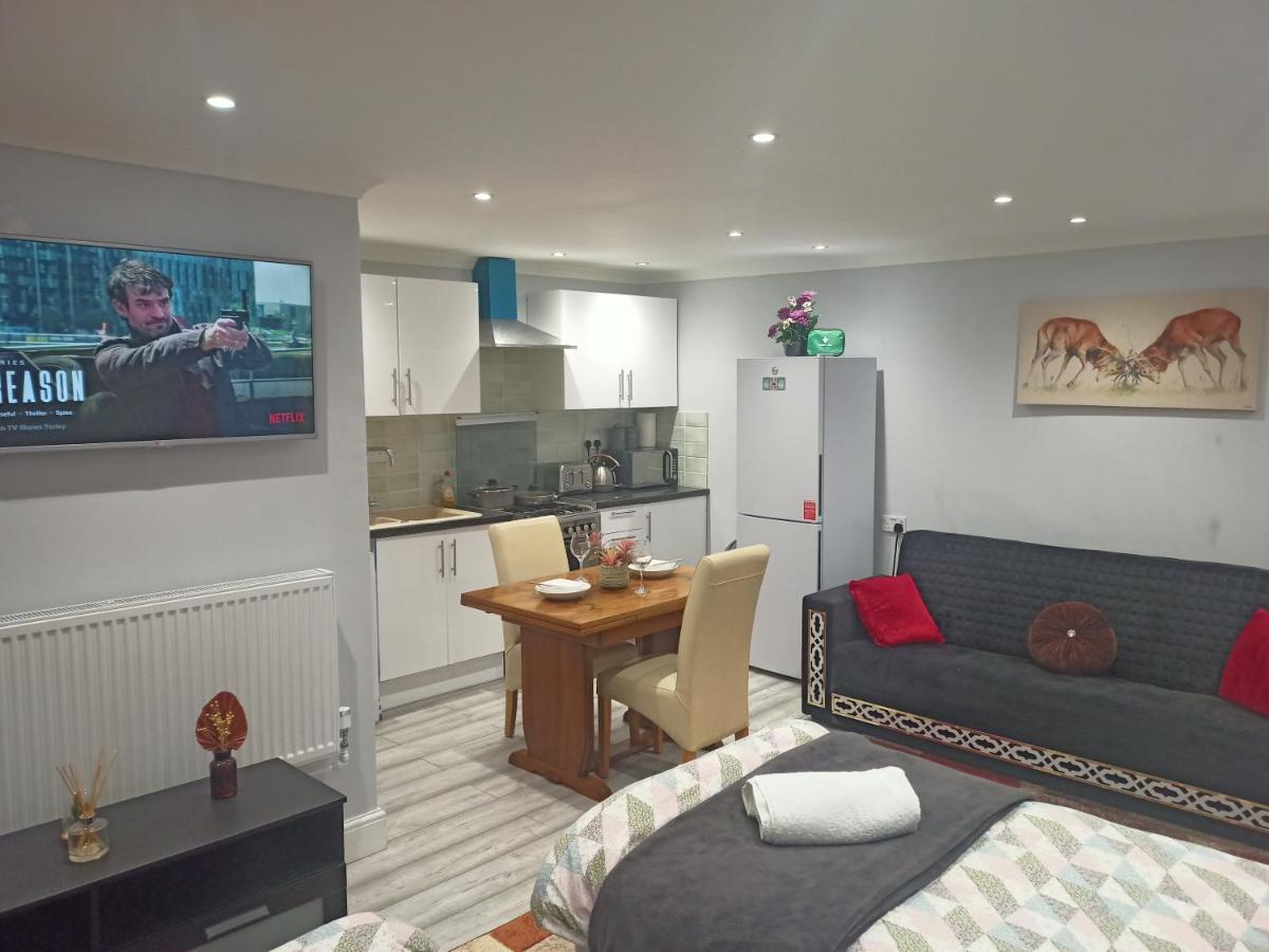 Homey Studio In Newport Perfect For Couples & Travelers Extérieur photo