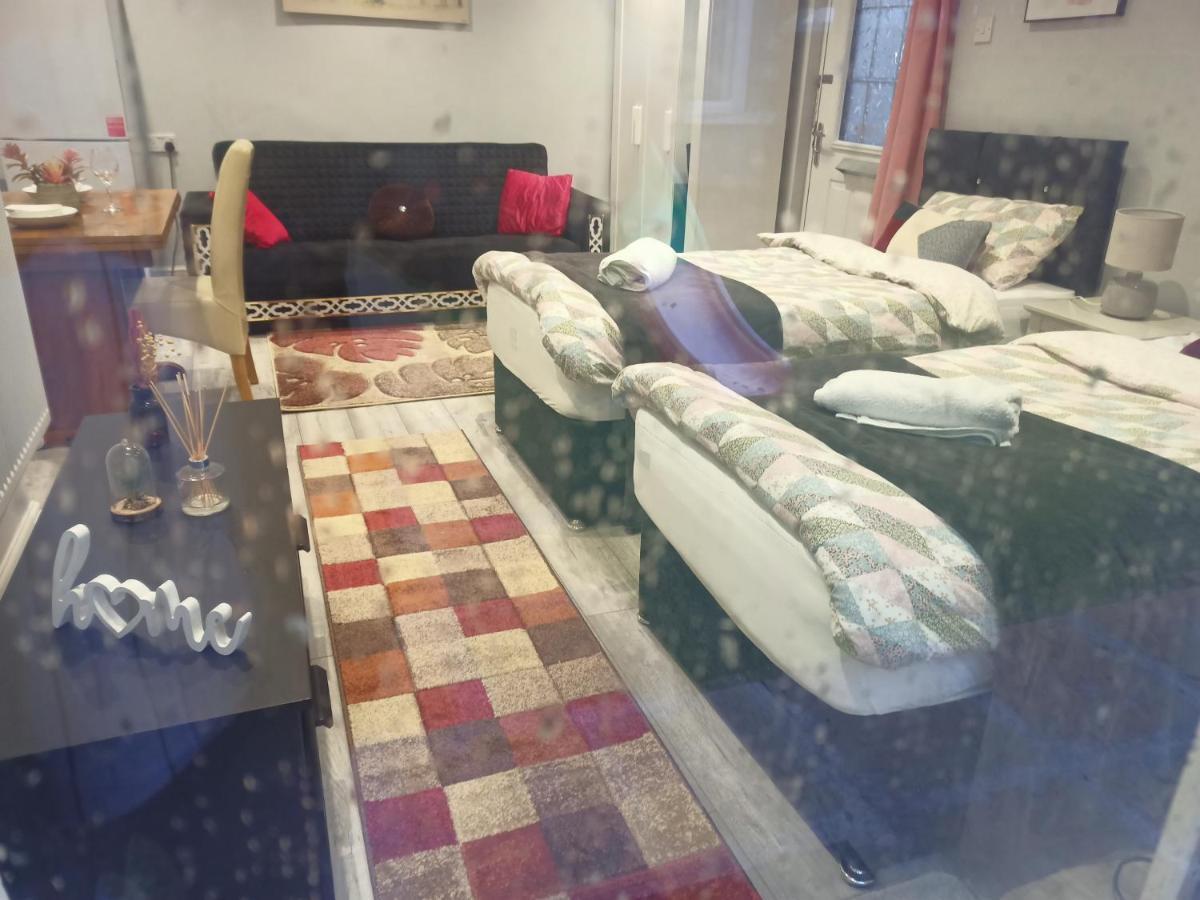 Homey Studio In Newport Perfect For Couples & Travelers Extérieur photo