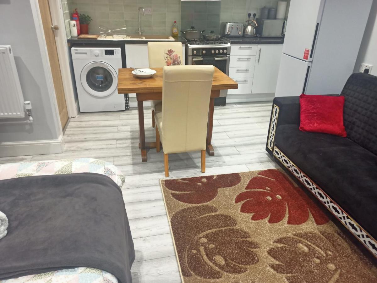 Homey Studio In Newport Perfect For Couples & Travelers Extérieur photo